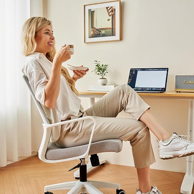 Office Chair ergonomically Designed with Breathable mesh backrest and Lumbar Support Adjustable Height Suitable for Offices Homes bedrooms Study Rooms Grey