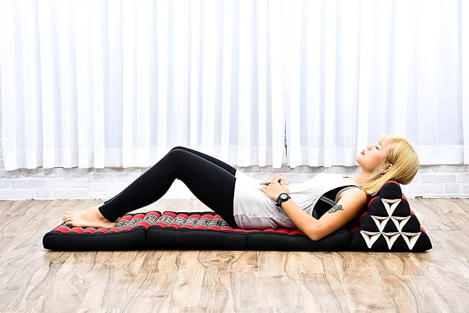 Leewadee - Comfortable Japanese Floor Mattress - Thai Floor Bed with Triangle Cushion - Futon Mattress - Thai Massage Mat, 67 x 21 inches, Black Red, Kapok Filling
